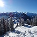 Nun geht es von der Hochwurzen auf dem Höhenweg nach Süden, zunächst ein kurzer Stück mit den Skiern hinab...