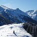 Über das verschneite Hochplateau des Roßfeld geht es nun hinab...