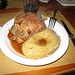 Polenta e stinco fumanti, con un generoso bicchiere di rosso: anche questi sono i piaceri della vita….