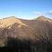 Arrivati con buon anticipo alla Capanna Mara, abbiamo discusso sulla possibilità di proseguire verso il Pizzo dell’Asino/Palanzone (nella foto), oppure andare al Monte Puscio, scegliendo poi quest’ultima soluzione.