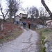 Attraversate rapidamente le case del piccolo borgo, iniziamo a seguire la ripida mulattiera che punta verso i Monti.