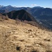 Ormai nei pressi del Monte Puscio, con bella vista su gruppo Corni di Canzo, Rai, Cornizzolo, dove siamo stati la settimana scorsa; in primo piamo il boscoso Barzaghino, che domina Caslino d’Erba.