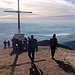 In arrivo sulla panoramica cima del Monte Puscio (m 1141) o Monte Croce di Maiano (dove abbiamo trovato un po’ di persone), con grande vista sulla Pianura Padana e sui laghi Briantei. La croce sull’arrotondata cima è stata realizzata con i vecchi binari della tramvia Como-Erba.