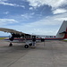 Bei Zion’s Hill - Hier befindet sich der kleine Flughafen der Insel Saba: E. Yrausquin Airport (SAB). Durch die extrem kurze Start- und Landebahn ist dieser nur für kleine Flugzeuge geeignet, wie diese De Havilland Canada DHC-6-300 Twin Otter (WinAir), mit der wir gerade aus Sint Marteen angekommen sind.