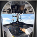 Auf der Anreise nach Saba - Nur wenige Minuten dauert der Flug von Sint Marteen auf die kleine Insel. Langweilig ist es in jedem Fall nicht: beim Blick aus dem Fenster oder über die Schulter der Piloten...  