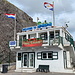 Fort Bay - "Welcome to Saba", mit den Fahnen der Niederlande und von Saba.