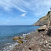 Unterwegs auf dem Ladder Trail - Blick vom winzigen Strand der Ladder Bay in nördliche Richtung. Rechts ist zu erahnen, dass die steile Küste teils aus extrem brüchigem Konglomerat besteht.