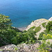 Unterwegs auf dem Ladder Trail - Nach dem Passieren des Zollhäuschens wird auch der Wald verlassen. Unten ist nun der kleine "Strand" der Ladder Bay zu erkennen.