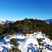 Bald ist der höchste Punkt erreicht.  Hier liegt deutlich weniger Schnee als im Januar.  Damals waren die Latschen komplett unter dem Schnee begraben.  