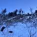 unter diesen Hängen, mit Felsriffen und viel Schnee ...