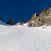Skianstieg über den steilen Hang unterhalb des Piz Grisch