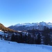 Rückblick bei Anstieg auf einem Winterwanderweg