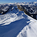 E- und NE-seitig scheinen die Schneeverhältnisse crème-fraiche-mässig deutlich besser zu sein...Gipfelpanorama vom Wittenberghore nach E zu Furggespitz, Staldehore und Staldeflüe, dahinter Louwenehore und Giferspitz, links u.a. die Spillgerten, am Horizonnt rechts die Berner Alpen von Wildstrubel bis Eiger, links der hintere Niesengrat und die Stockhornkette