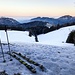 Ski parkiert für den "Gipfel" vor dem Abfahrtshang