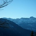 Auf der anderen Seite Sicht am Wank vorbei zum östlichen Wetterstein inkl. der durchspitzenden Öfeleköpfe 