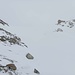 Es geht über einen etwa 30° steilen Hang hinauf.