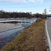 Ed eccomi arrivato nel punto in cui nasce in Naviglio Vecchio, direttamente dal Ticino, che una volta era poi l’inizio del Naviglio Grande (sullo sfondo si vede il ponte di ferro di Oleggio, che collega la Lombardia al Piemonte).La presa della Paladella è sempre stato un problema in passato, sia per l’elevata variabilità della portata del Ticino e sia per le dispute economiche: più acqua veniva «presa» dal Naviglio verso Milano e meno ne rimaneva nel Ticino verso Pavia.Oggi, a causa di modifiche effettuate sul territorio, il Naviglio Grande deriva le acque nella sua attuale portata dal Canale Industriale (che nasce alle dighe di Panperduto) nei pressi di Turbigo.