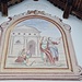 <b>Affresco sulla Cappella di San Pietro in Vincoli (Caplutta Sogn Pieder en Cadeinas).<br />La scritta in romancio sopra l'affresco dice “L'angelo, toccando Pietro, dice / Fai presto, amico, alzati / e le catene si sciolgono dalle sue mani”.</b>