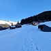 <b>Alle 8:40 mi avvio con gli sci ai piedi lungo la strada Via Alp Soliva. La scarsità di neve non permette di salire direttamente sul ripido prato, tagliando alcuni tornanti. Poco male, la passeggiata è molto rilassante e concede un notevole panorama su innumerevoli cime già irradiate dal sole. </b>