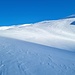 <b>Seguo l’esile traccia che dapprima punta in direzione del maestoso Tödi (3614 m), a tredici km di distanza, quindi svolta a destra verso la meta. La vetta non è ancora visibile. Supero gli ultimi 225 m di dislivello senza problemi, grazie anche al fatto che la traccia è stata ottimamente disegnata, con pendenze mai eccessive.</b>