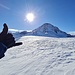 <b>Arrivo sul cupolone dopo 2 h e 50 min dalla partenza, soste comprese. Sono pienamente soddisfatto, anche se per una cima sciistica piuttosto frequentata ci si aspetterebbe un segnale di vetta: una palina, una croce, un ometto di pietre, … Nulla di tutto ciò. </b>