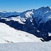 <b>Mi affaccio sul versante est, verso la Val Sumvitg, alla cui testata è ubicata la Camona da Terri. Al centro si distingue l'Alp Naustgel Dado (1965 m).</b>