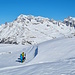 <b>Dopo alcuni minuti arrivano gli altri due scialpinisti che avevo incontrato alla partenza. È una simpatica coppia di Bonaduz. Ci scambiamo i complimenti di rito e discutiamo su altre mete sciistiche che il Canton Grigioni offre.</b>