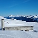 Alle Tränkebrunnen schauen heraus. Es liegt recht wenig Schnee. Blick zum Calanda. 