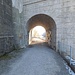 der Wanderweg unter der Eisenbahn-Brücke
