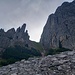 Tag 4 beginnt mit gleich mit Blick auf imposante Felswände...