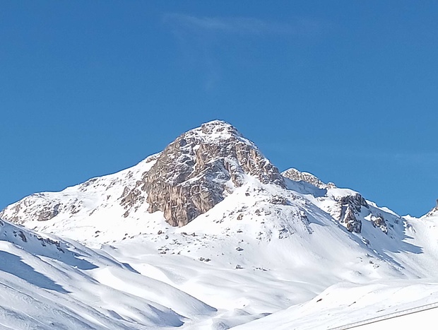 Ich bin oberhalb der Piste unterwegs.