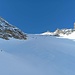 Es folgt ein Aufstieg in einem steilen Hang, der oben sehr steinig ist.