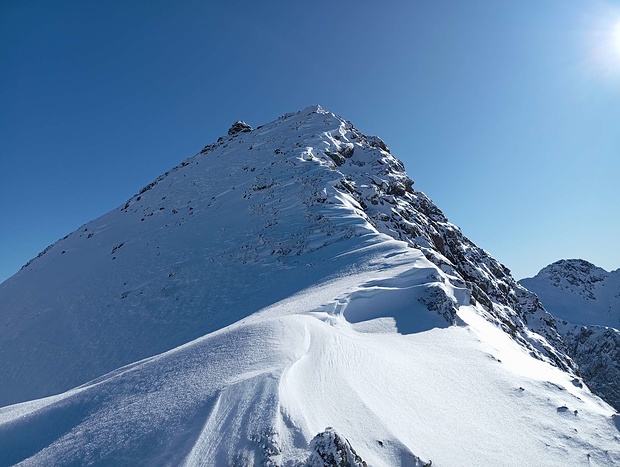 Piz Corviglia ragt nicht weit über dem flachen Grat auf.