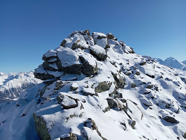 Am Gipfelaufbau angekommen: diese Felsen umgehe ich links.