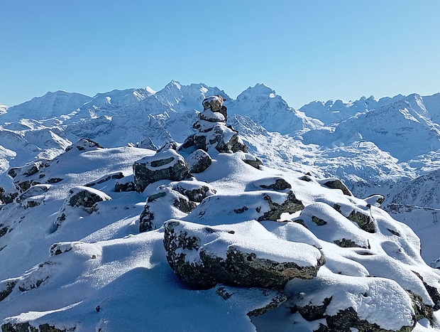 Auf dem Piz Corviglia; im Hintergrund Piz Bernina und seine Nachbarberge