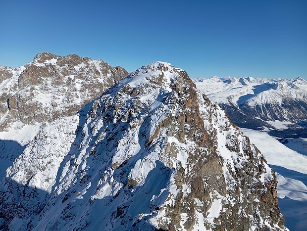 Blick zum Hauptgipfel des Piz Glüna, dessen Besteigung mir von dieser Seite mit dem Schnee zu schwierig erscheint