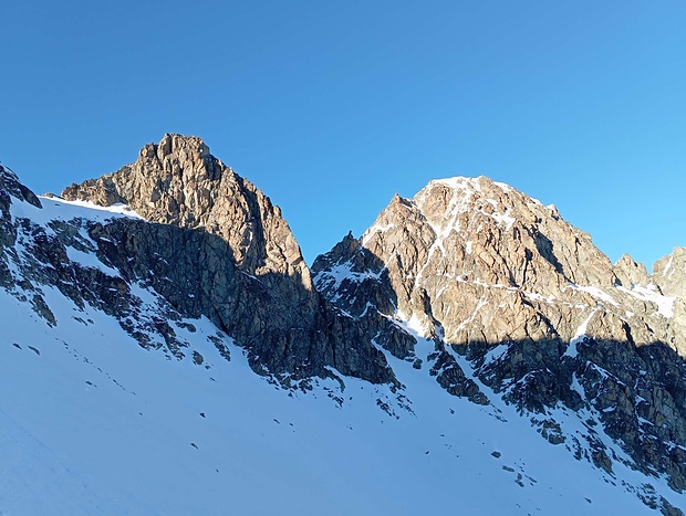 Blick zum Piz Glüna; sein Ostgipfel liegt hinter dem linken Felsaufbau.