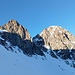 Blick zum Piz Glüna; sein Ostgipfel liegt hinter dem linken Felsaufbau.