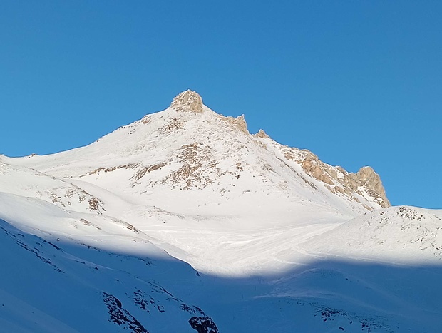 Blick bei Abfahrt auf einer Piste zum Piz dal Büz