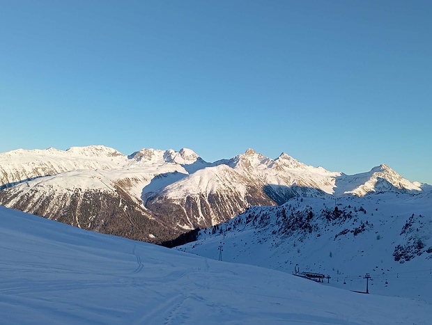 Ich fahre über Pisten nach Cervinia ab.