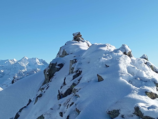 Auf dem Westgipfel des Piz Glüna; links dahinter Piz Bernina