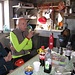 Tornati al bivacco intorno alle 12.30 incominciamo finalmente il nostro pranzo. Non volendo usare legna per la nostra breve permanenza, non abbiamo acceso il camino e la temperatura si è mantenuta piuttosto freddina, ma con un po’ di vino e un po’ di grappa (per me anche minestrone scaldato con il fornelletto) non siamo stati poi così male. Alla fine del pranzo abbiamo sentito una voce dall’esterno che poi si è «materializzata» con la visita di un simpatico valligiano (Tiziano), che stava salendo alla sua baita all’Alpe Prato di sopra e che ci avrebbe offerto anche il caffè.