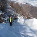 Il sentiero non è sempre individuabile a causa della neve alta, ma con un po’ di intuito riusciamo a salire bene; qui siamo al «collo di bottiglia» (come l’abbiamo soprannominato noi), dove abbiamo dovuto scuotere la neve dalle piante per riuscire a passare più agevolmente nello stretto passaggio.