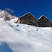 Eccoci in arrivo: non mi ricordavo come fosse dura battere la pista con la neve fresca alta fino al ginocchio su un pendio ripido, ma muoversi in questo ambiente incontaminato è stato troppo bello!!!Il primo edificio a destra è un bivacco (del CAI di Piedimulera) che però è chiuso con un grosso lucchetto.