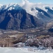 E prima di cominciare la discesa, un ultimo sguardo sul panorama di fronte a noi con la Val d’Ossola attraversata dal Fiume Toce. Un po’ più in basso del centro foto, nel prato innevato si vedono gli edifici dell’Alpe Prà.