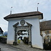 durch das Tor und dann zum Bahnhof