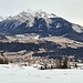 <b>Alle 9:05 calzo gli sci, di fianco al gabbiotto dello skilift per bambini, e risalgo i prati, solo parzialmente coperti dalla neve. Il sole è velato e la temperatura finora è mite. </b>