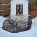 <b>In località Tgaplotta (ca. 1680 m), il nome in surmirano di cappella, mi soffermo a fotografare la cappella votiva costruita su un masso. </b>