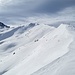 <b>Alle 11:30 raggiungo la cresta che separa l’Alp da Stierva dalla Schischesa. La via è segnalata con delle paline a vernice bianco/rossa.
La meta è ormai in vista, ma per percorrere il filo di cresta, con numerosi saliscendi, sotto le folate di vento, devo faticare ancora per un’oretta.</b>