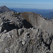 Am Gipfelgrat der Galtbergspitze. Eine bombastische Rundsicht tut sich auf ... 
Ergänzung: Leider Nur Reste eines Gipfelsteinmanns (vgl. Besuch von <a href="https://www.hikr.org/gallery/photo2485061.html?post_id=125070" target="_blank">Nic 2017</a>)